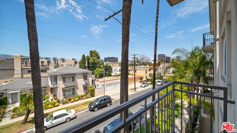 8610 CHALMERS DRIVE #201 Los Angeles, CA 90035