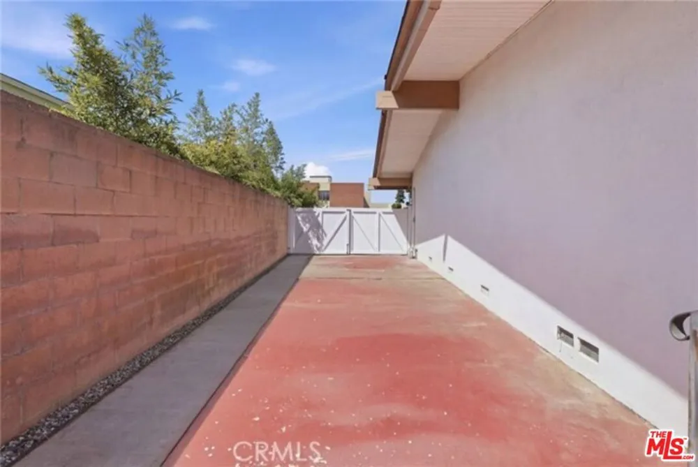 6732 Wooster Avenue Los Angeles, CA 90056
