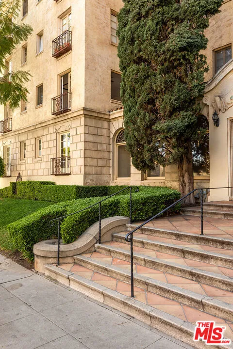 109 Sycamore Avenue #102 Los Angeles, CA 90036