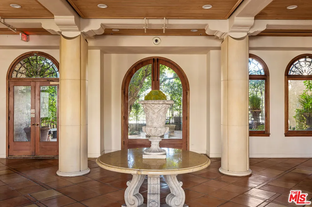 109 Sycamore Avenue #102 Los Angeles, CA 90036