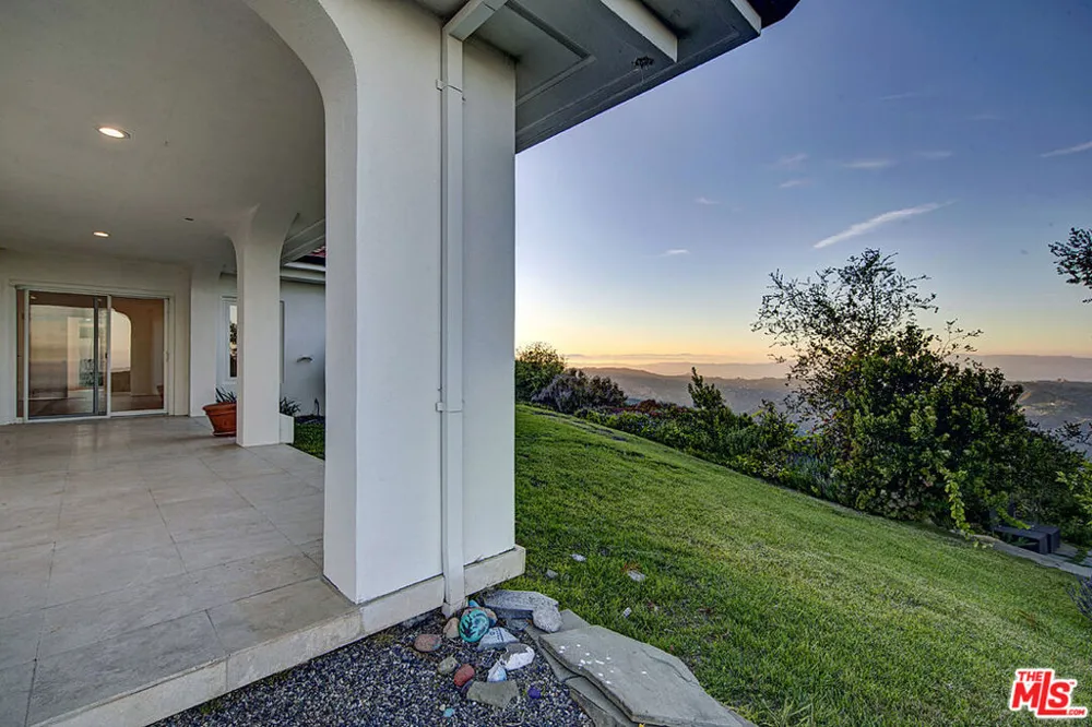 21965 Saddle Peak Road Topanga, CA 90290