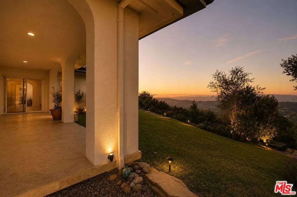 21965 Saddle Peak Road Topanga, CA 90290