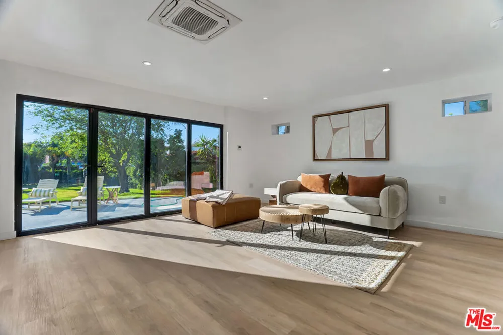 1145 S Longwood Avenue Los Angeles, CA 90019