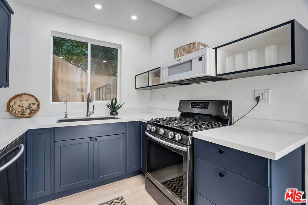 1145 S Longwood Avenue Los Angeles, CA 90019