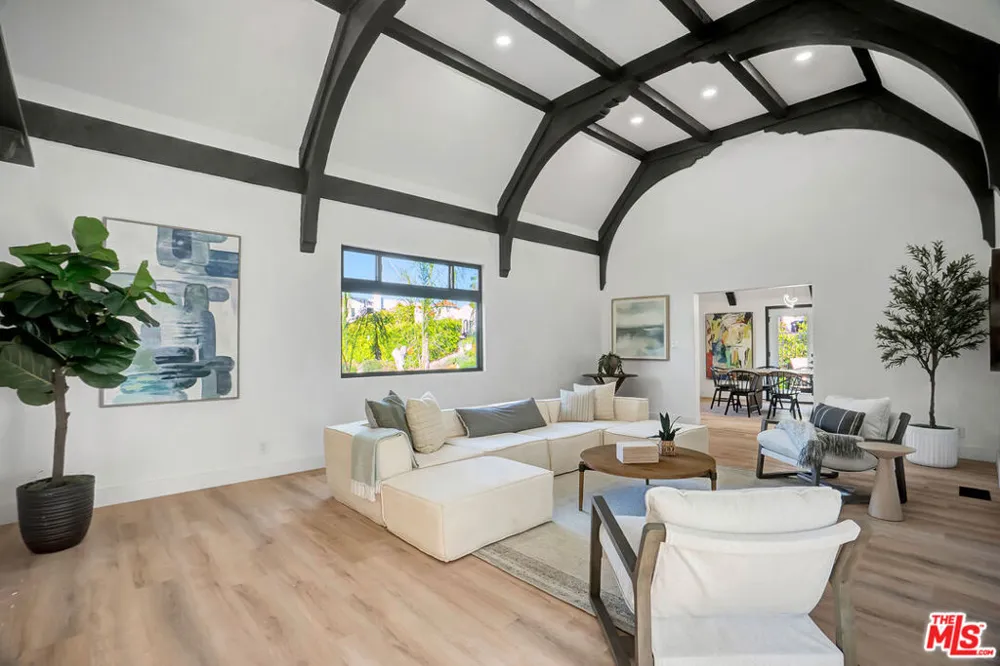 1145 S Longwood Avenue Los Angeles, CA 90019