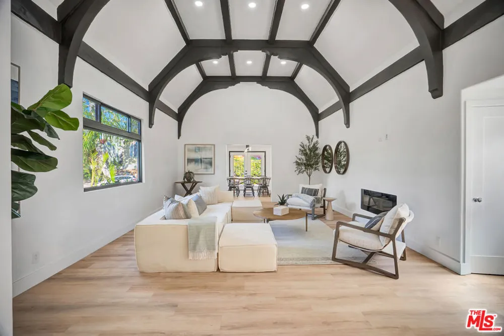 1145 S Longwood Avenue Los Angeles, CA 90019