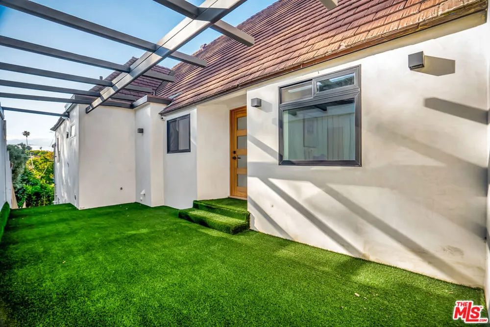 1145 S Longwood Avenue Los Angeles, CA 90019