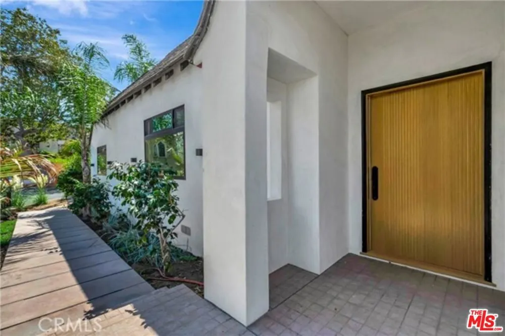 1145 S Longwood Avenue Los Angeles, CA 90019