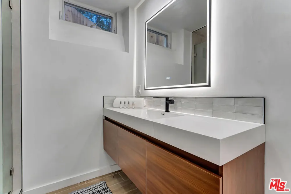 1145 S Longwood Avenue Los Angeles, CA 90019
