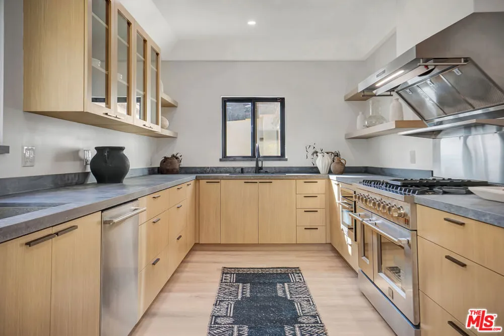 1145 S Longwood Avenue Los Angeles, CA 90019