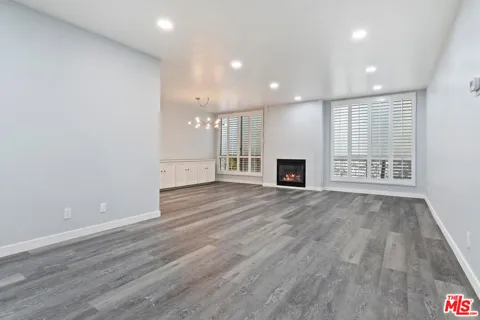 927 Kings Road #107