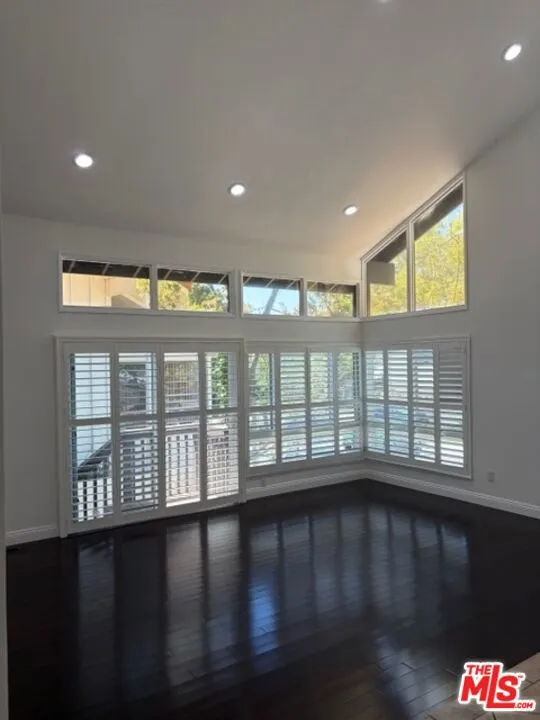 2880 Woodwardia Drive Los Angeles, CA 90077