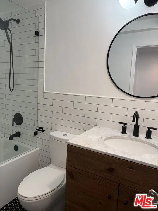 2880 Woodwardia Drive Los Angeles, CA 90077