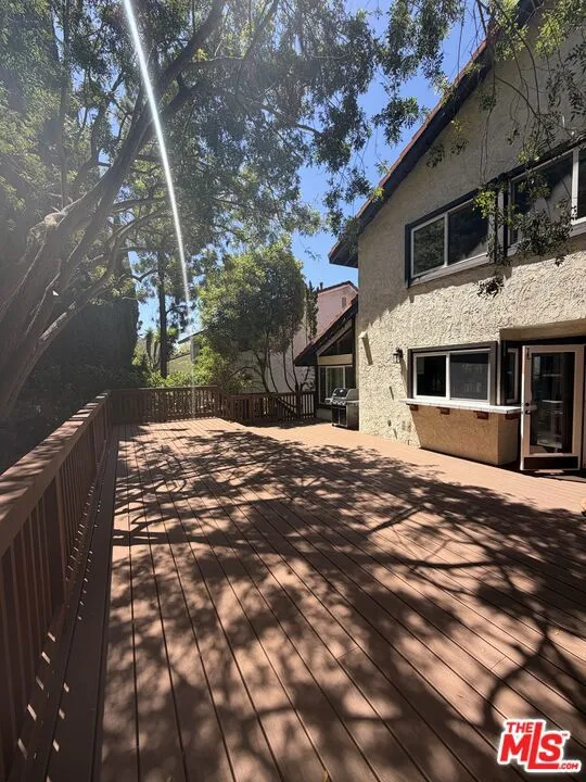 2880 Woodwardia Drive Los Angeles, CA 90077