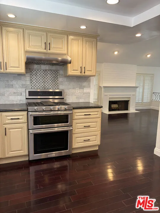 2880 Woodwardia Drive Los Angeles, CA 90077