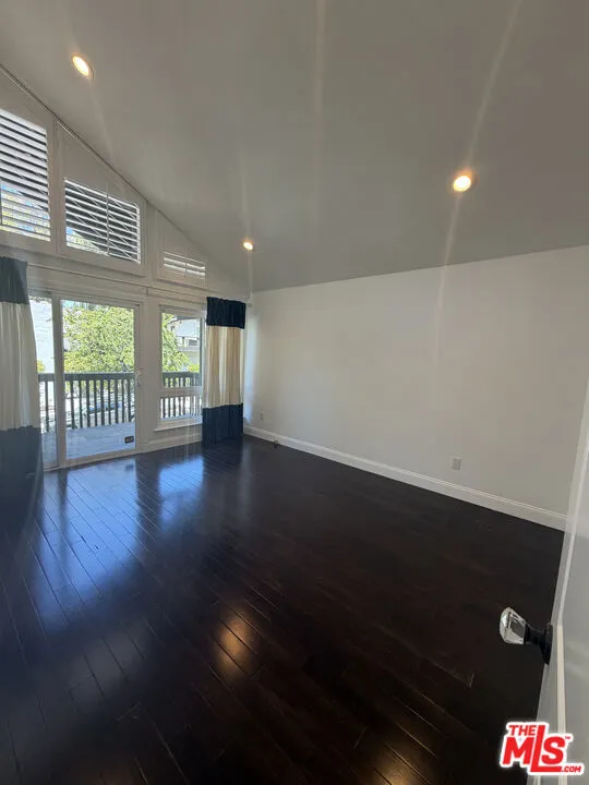 2880 Woodwardia Drive Los Angeles, CA 90077