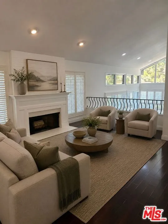 2880 Woodwardia Drive Los Angeles, CA 90077