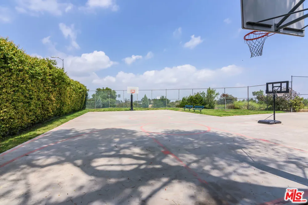 2880 Woodwardia Drive Los Angeles, CA 90077