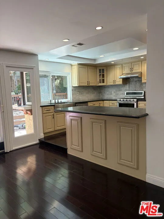 2880 Woodwardia Drive Los Angeles, CA 90077
