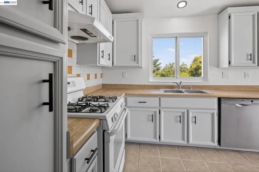 247 Sparrow Dr Hercules, CA 94547