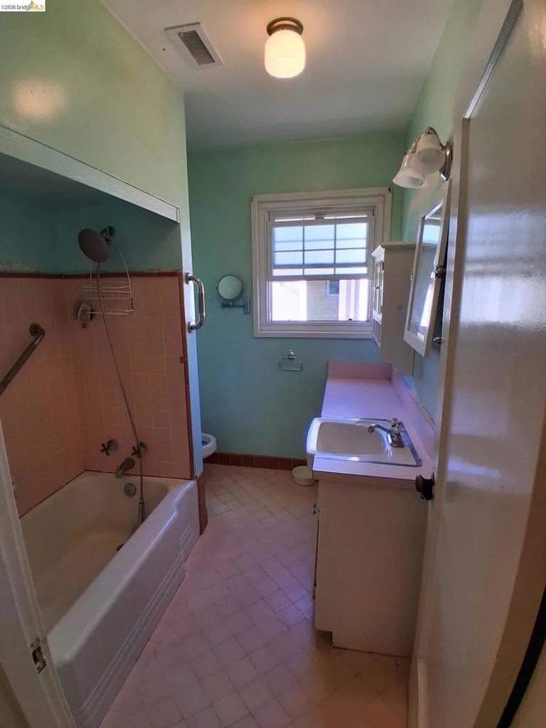 125 Oak Place Pittsburg, CA 94565