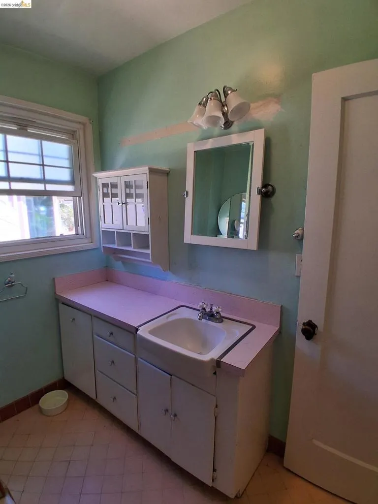125 Oak Place Pittsburg, CA 94565