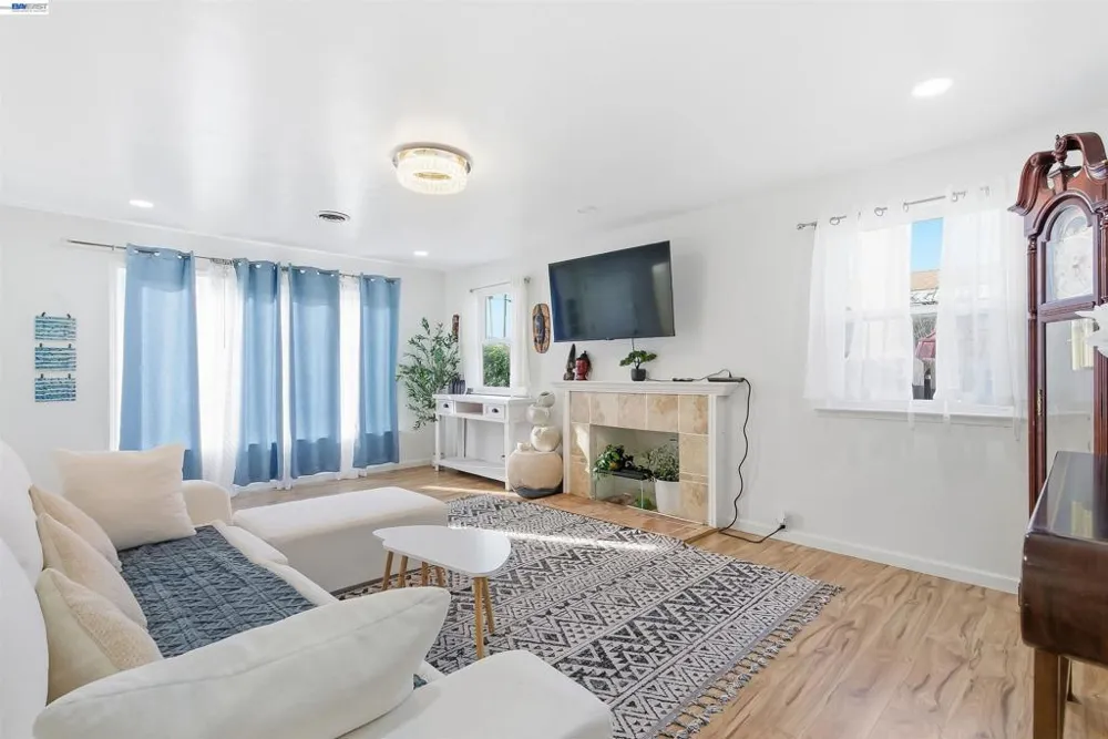 1382 Donna St Novato, CA 94947