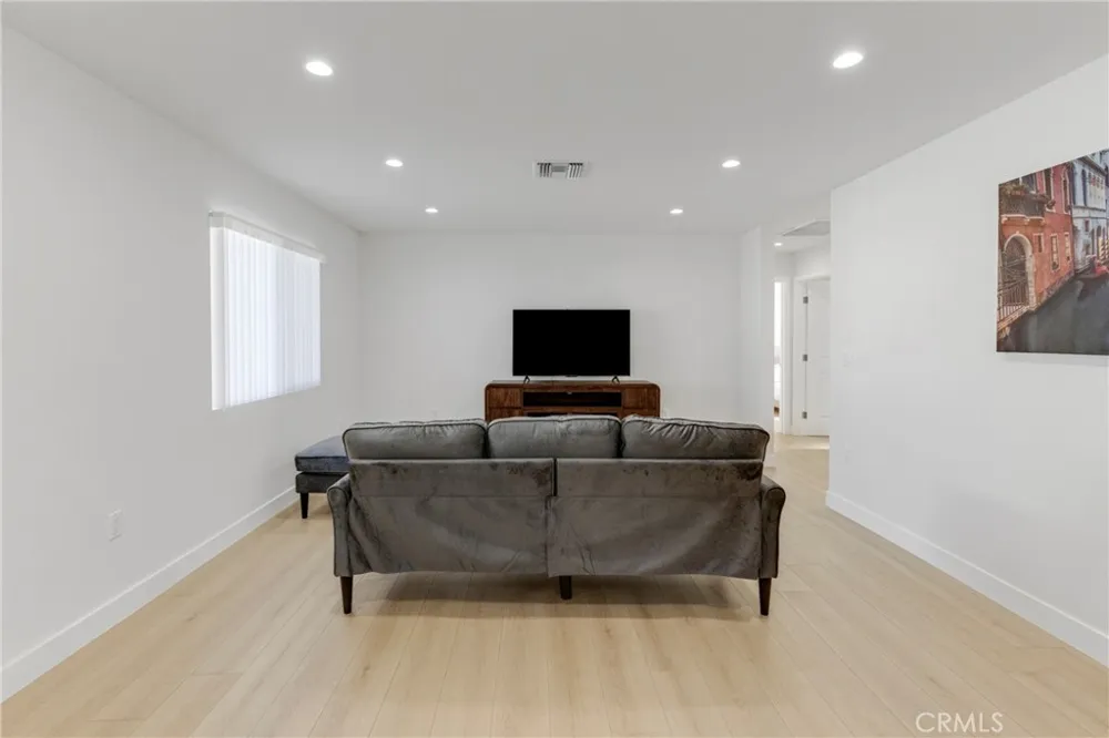 7044 Tyrone Avenue Van Nuys, CA 91405