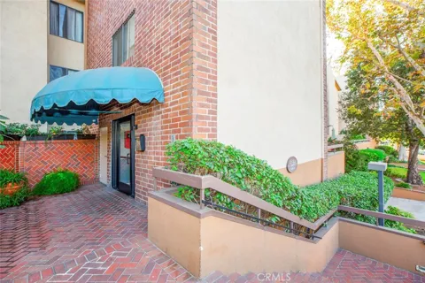 460 Oak Street #203