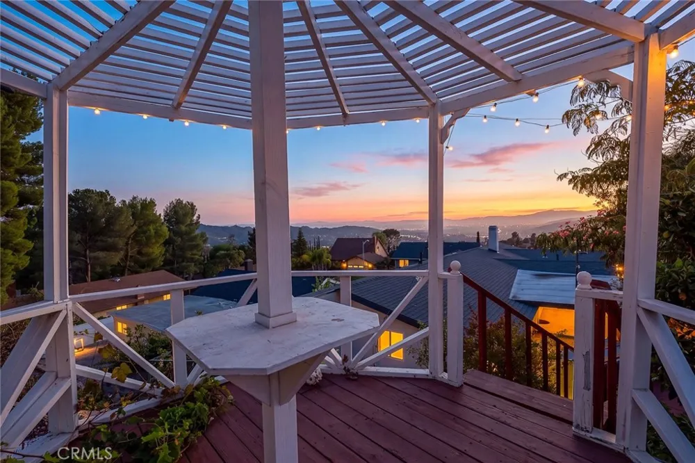 10842 Owens Tujunga, CA 91042