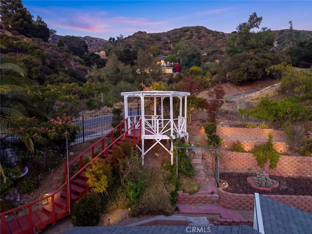 10842 Owens Tujunga, CA 91042