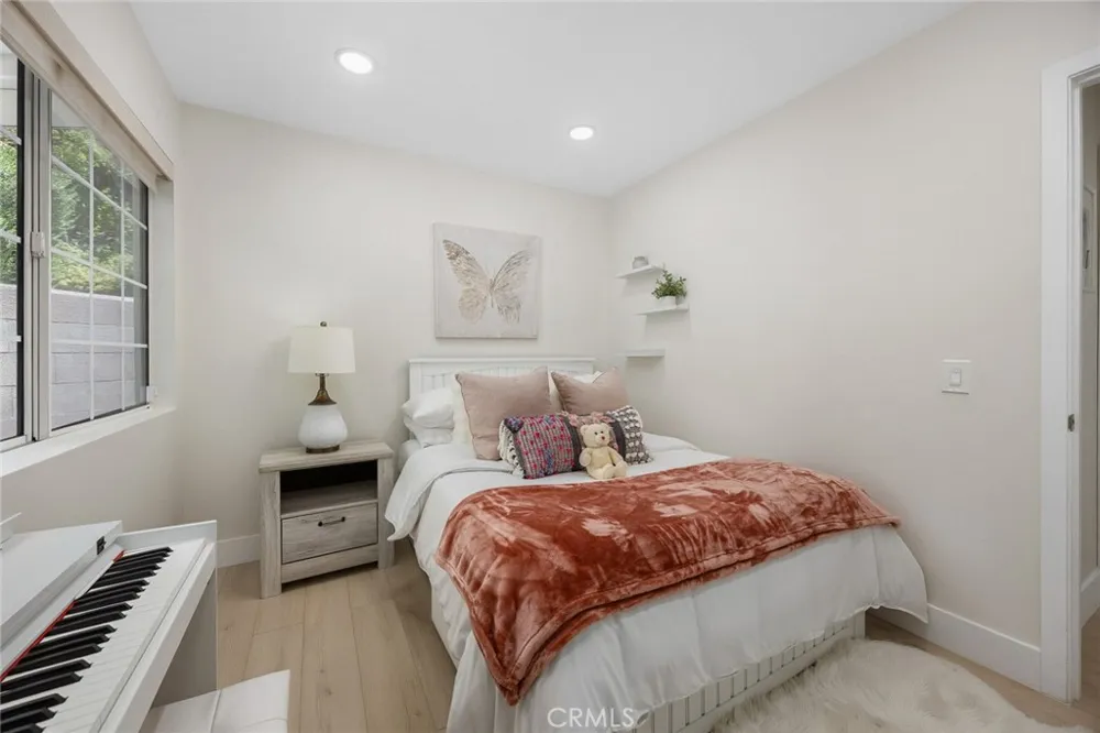 10842 Owens Tujunga, CA 91042