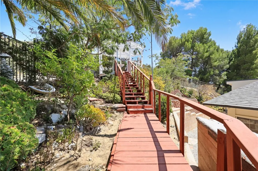10842 Owens Tujunga, CA 91042