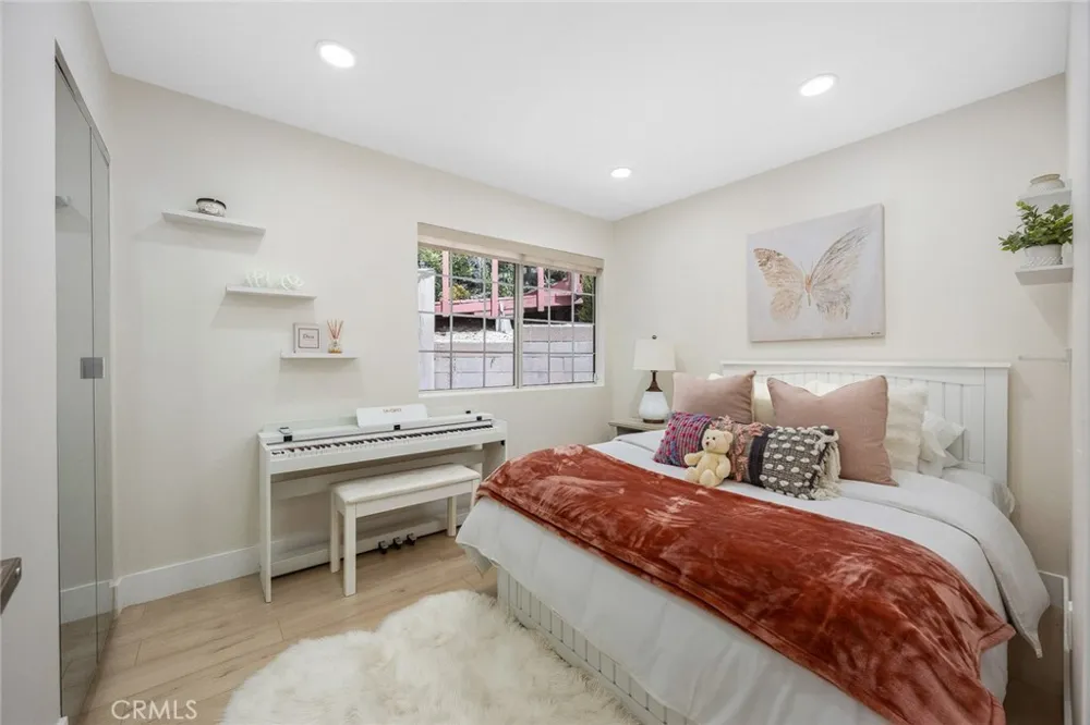 10842 Owens Tujunga, CA 91042