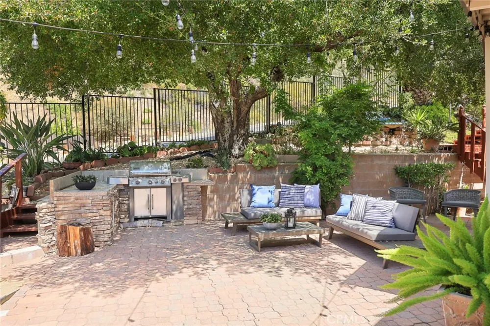 10842 Owens Tujunga, CA 91042