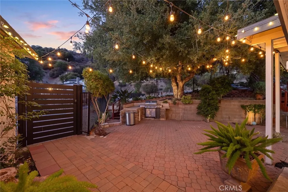 10842 Owens Tujunga, CA 91042