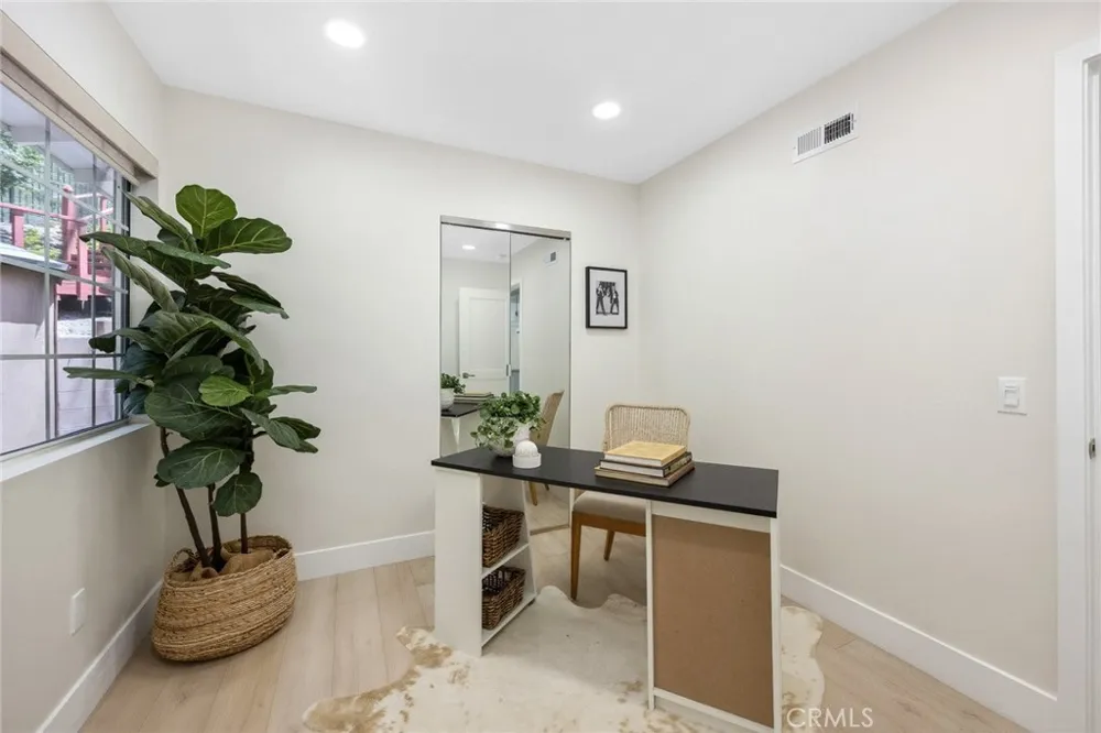 10842 Owens Tujunga, CA 91042