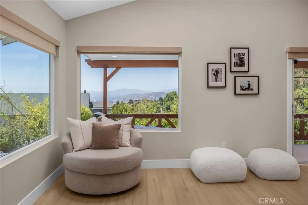 10842 Owens Tujunga, CA 91042