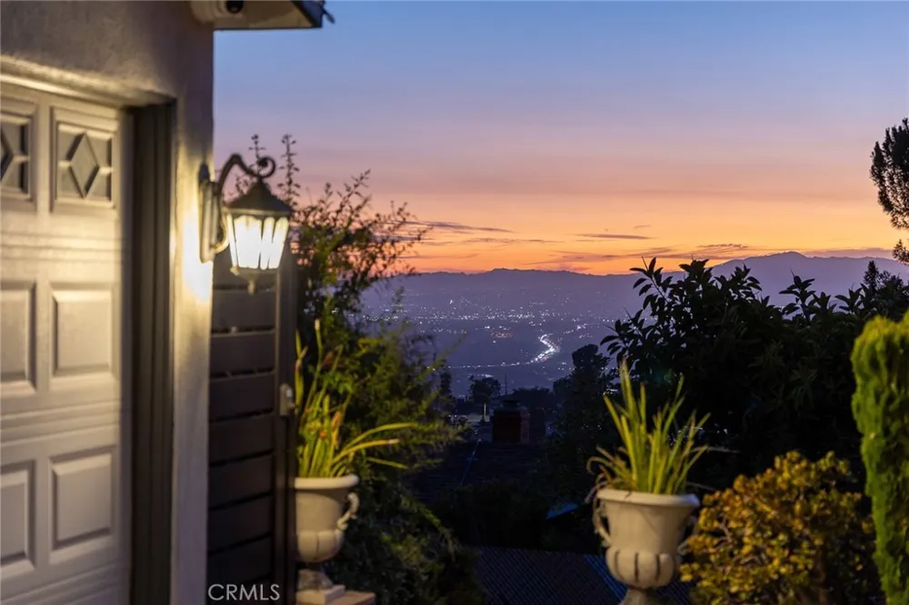 10842 Owens Tujunga, CA 91042