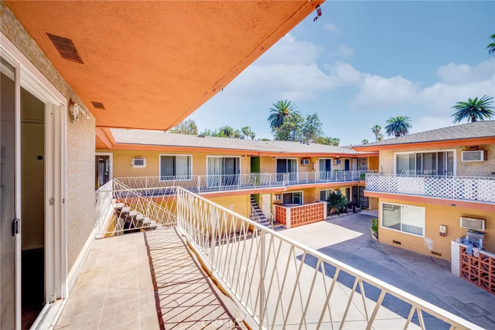 17845 Sherman Way #7 Reseda, CA 91335