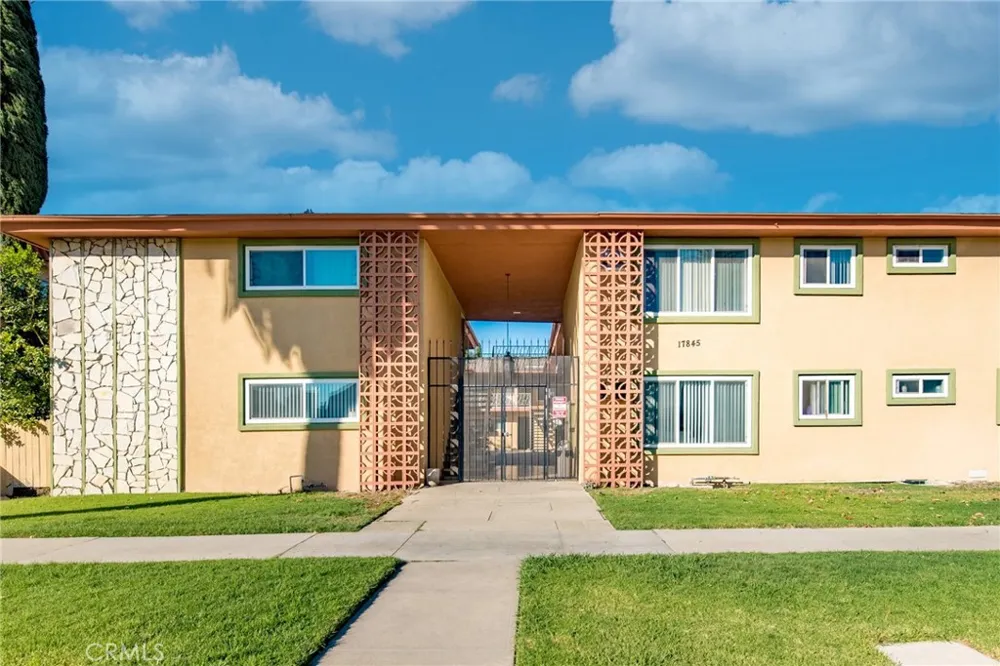 17845 Sherman Way #7 Reseda, CA 91335