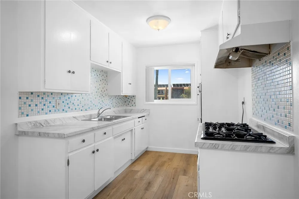 17845 Sherman Way #7 Reseda, CA 91335
