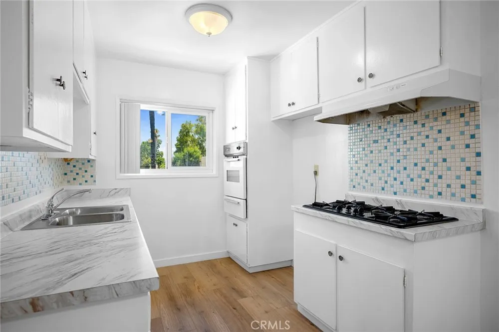 17845 Sherman Way #7 Reseda, CA 91335