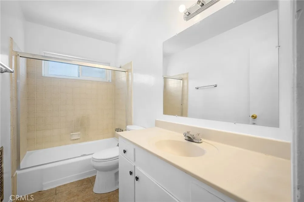 17845 Sherman Way #7 Reseda, CA 91335
