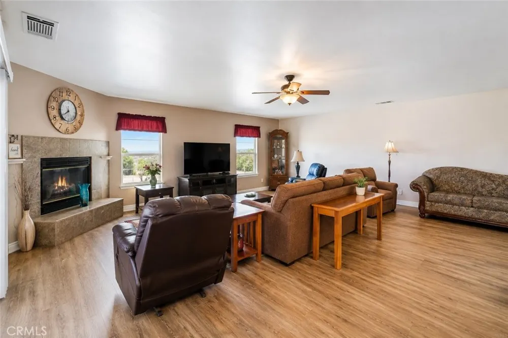 6797 Blue Rose Oak Hills, CA 92344