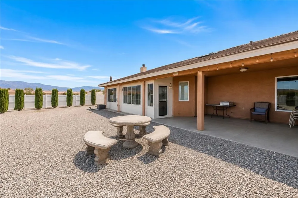 6797 Blue Rose Oak Hills, CA 92344