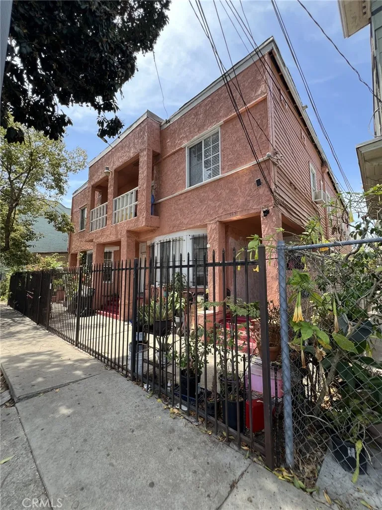 1943 Estrella Avenue Los Angeles, CA 90007