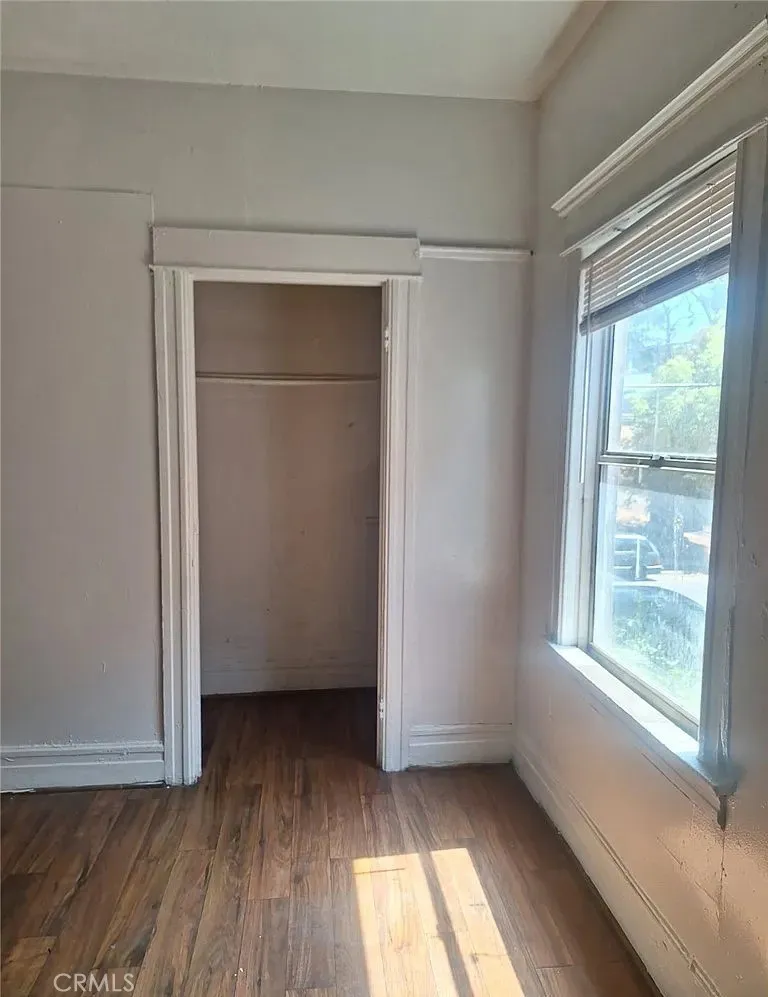 1943 Estrella Avenue Los Angeles, CA 90007