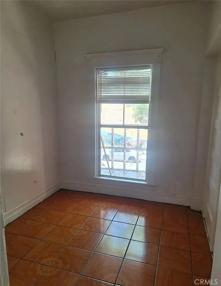 1943 Estrella Avenue Los Angeles, CA 90007