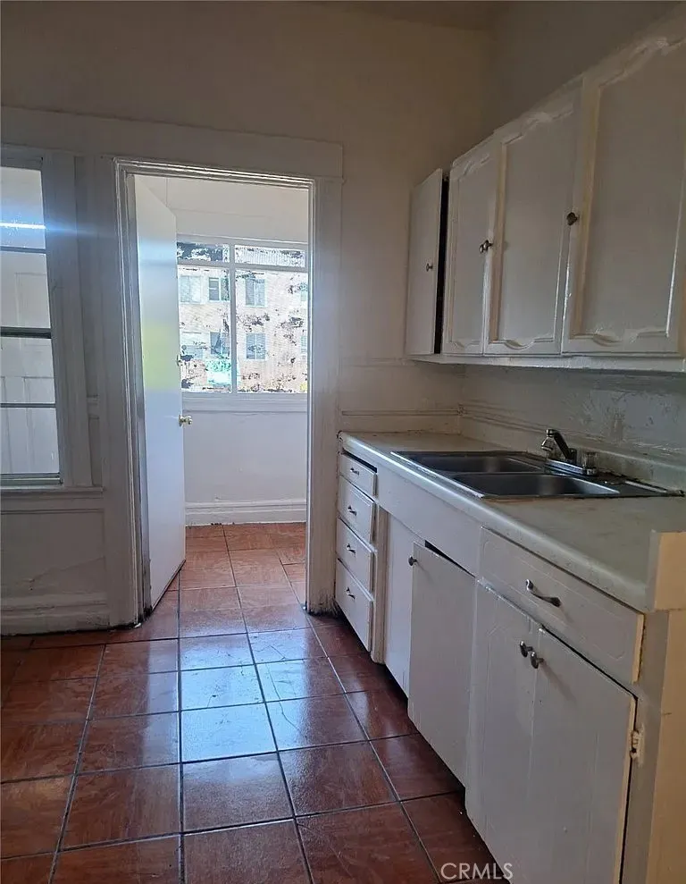 1943 Estrella Avenue Los Angeles, CA 90007